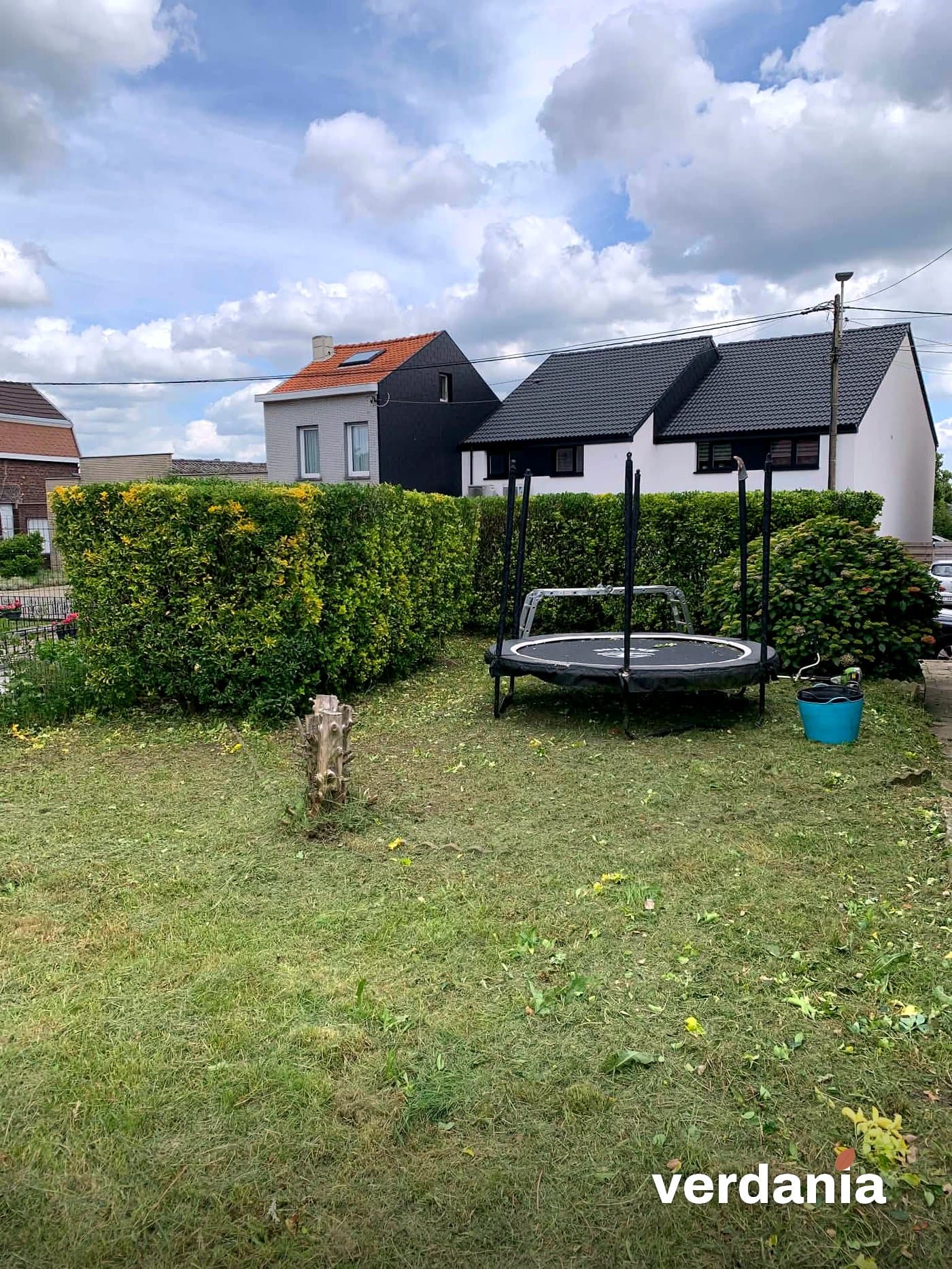 Jardin familial dégagé autour de l'espace de jeu — Région liégeoise