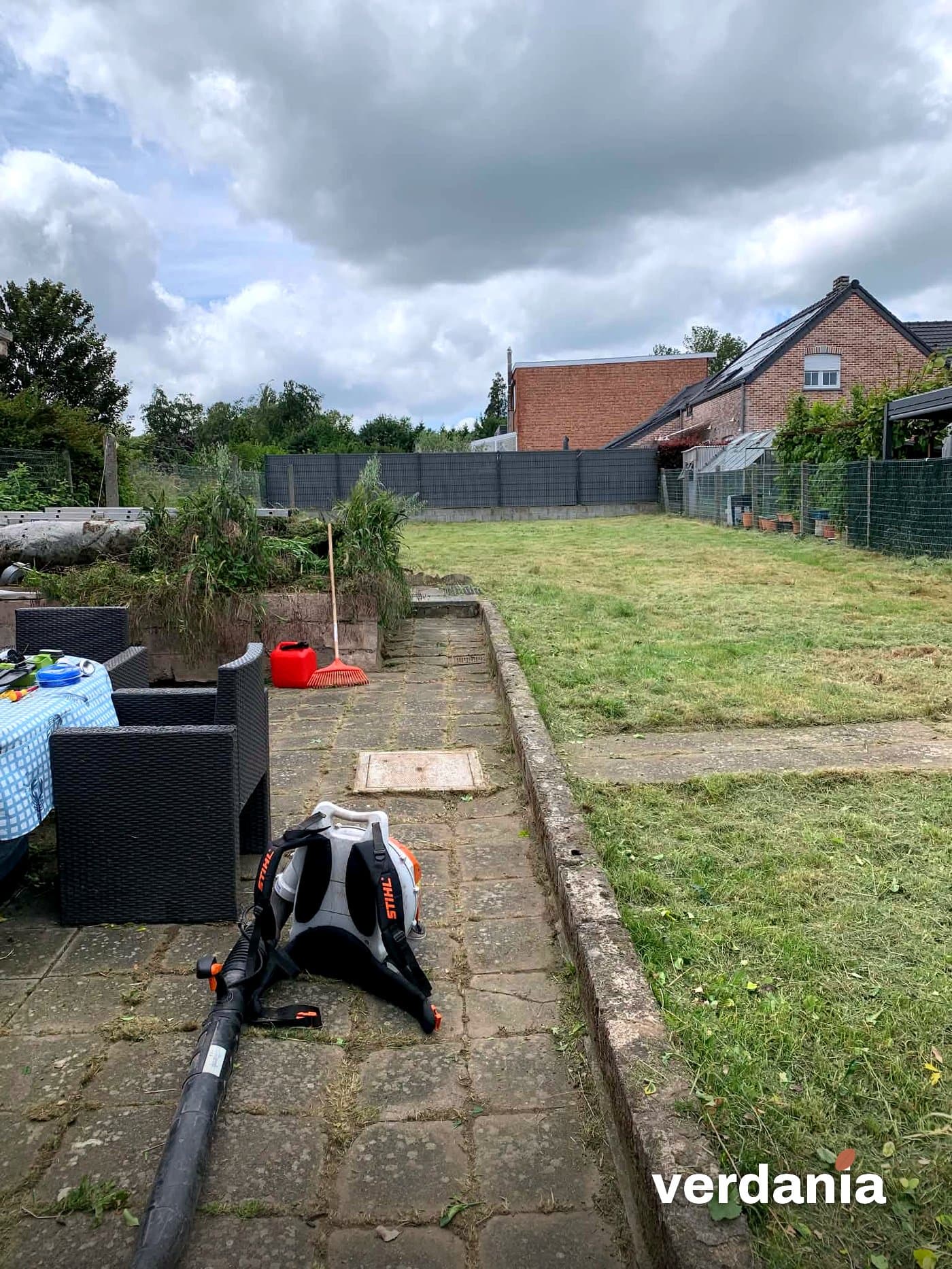 Terrasse désherbée et pelouse tondue — Région liégeoise