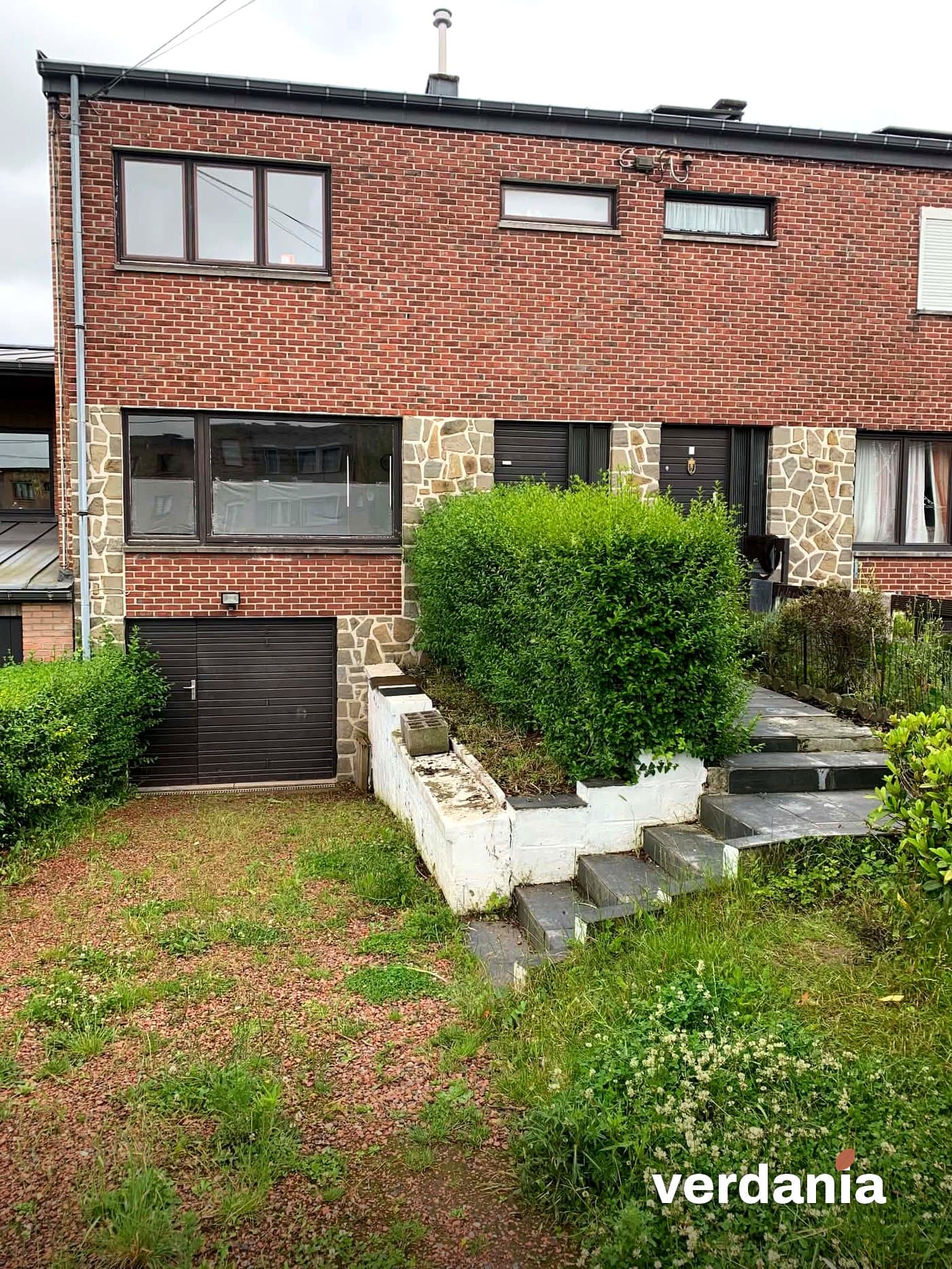 Abords de maison en friche avant remise en état — Région liégeoise